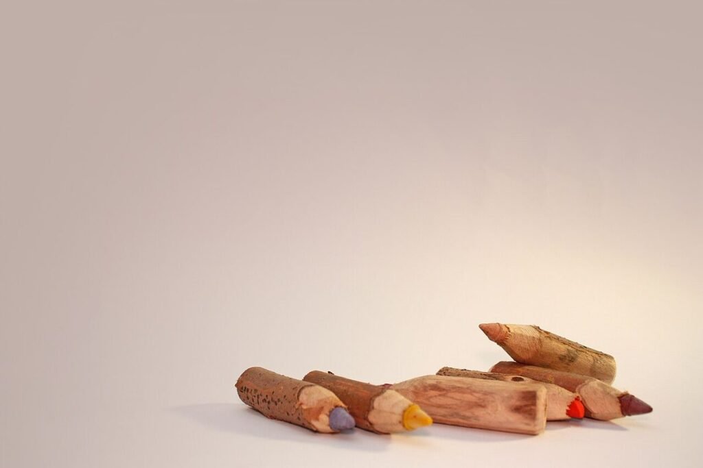 Crayons de couleur posés sur une table claire