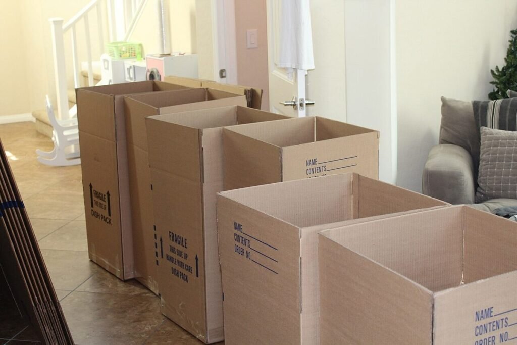 Cartons de déménagement empilés dans un salon
