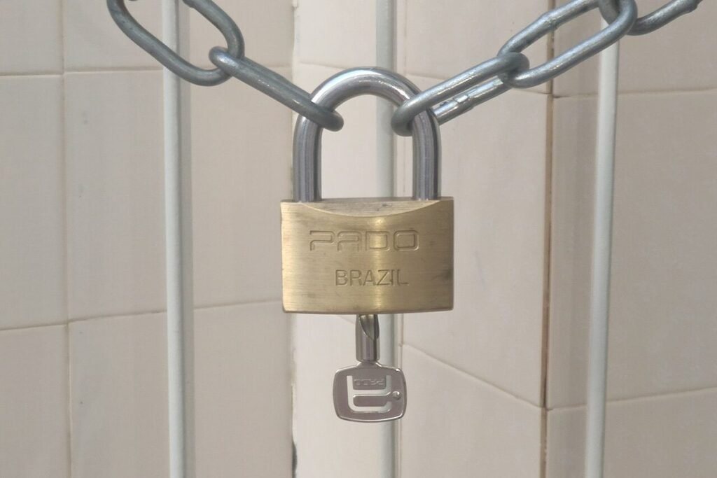 Cadenas en laiton fermé sur une chaîne métallique