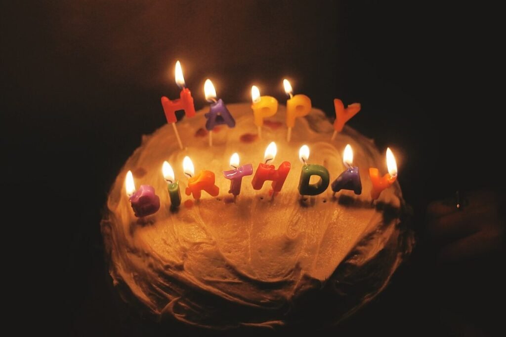 Gâteau d'anniversaire garni de bougies allumées