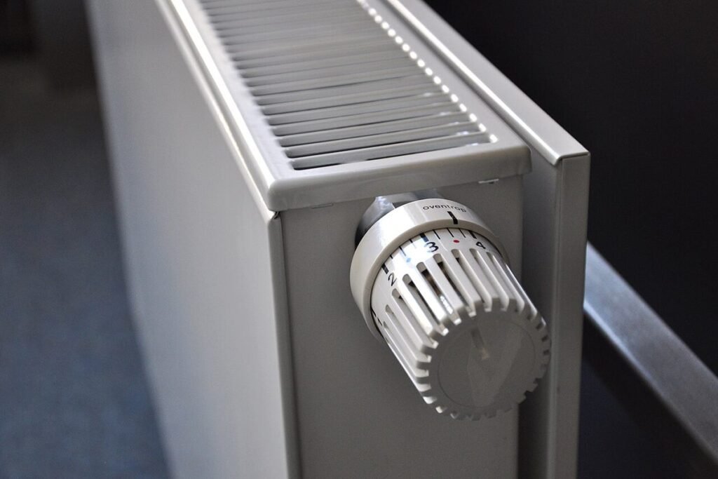 Radiateur blanc équipé d'un robinet thermostatique