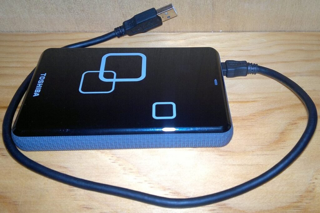 Disque dur externe relié à son câble USB