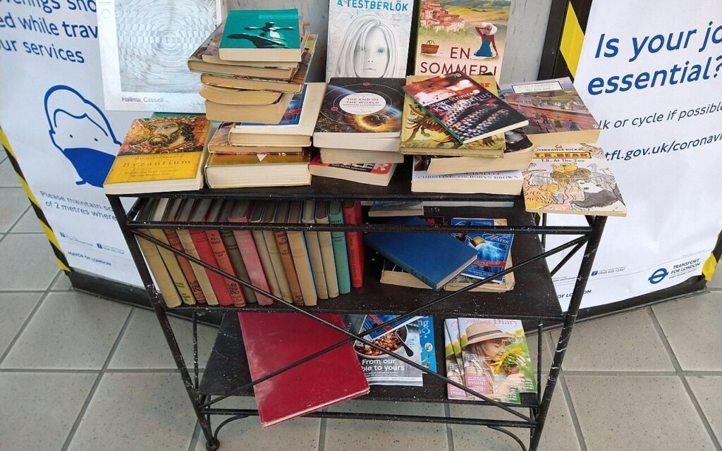 Étagère d'échange de livres en libre-service dans la station de métro de Cockfosters, à Londres