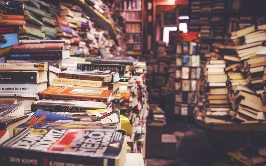 Piles de livres d'occasion entassés jusqu'au plafond dans une librairie