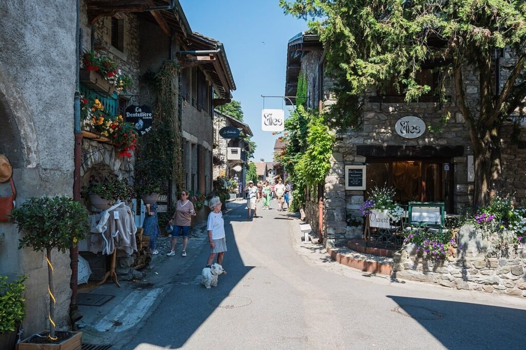 Rue commerçante fleurie du village médiéval d'Yvoire, en Haute-Savoie